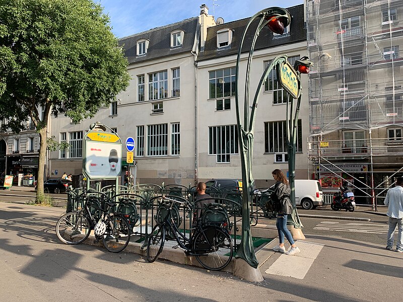 Édicule Guimard de la station Pigalle - Paris 18ème
