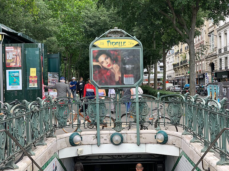 Édicule Guimard de la station Pigalle - Paris 18ème