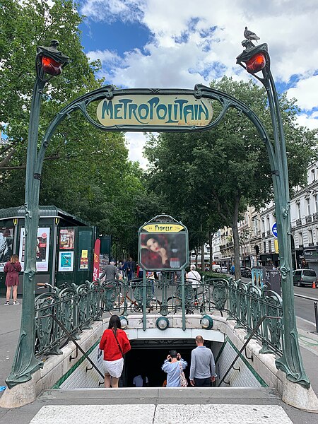 Édicule Guimard de la station Pigalle - Paris 18ème