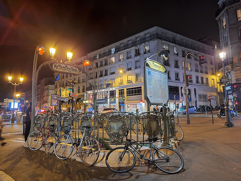 Édicule Guimard de la station Pigalle - Paris 18ème
