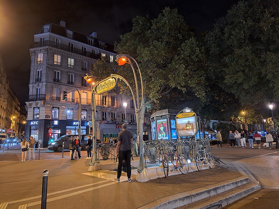 Édicule Guimard de la station Pigalle - Paris 18ème