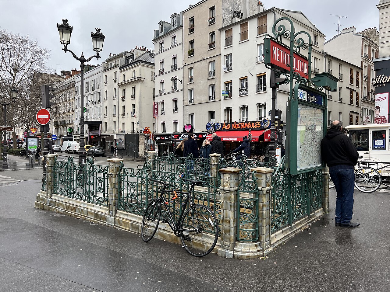 Édicule Guimard de la station Pigalle - Paris 18ème