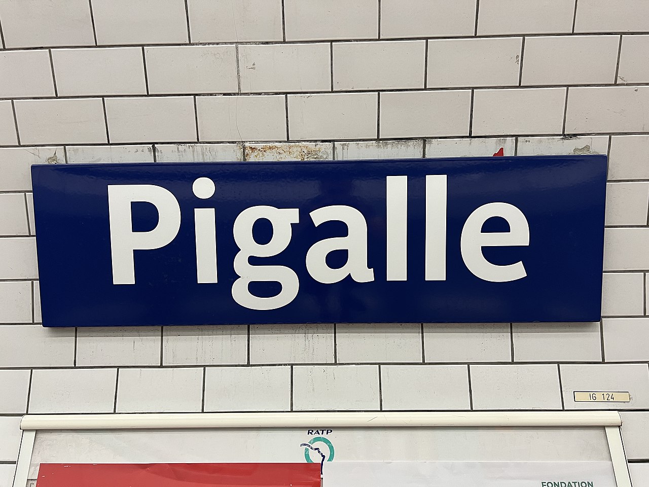 Édicule Guimard de la station Pigalle - Paris 18ème