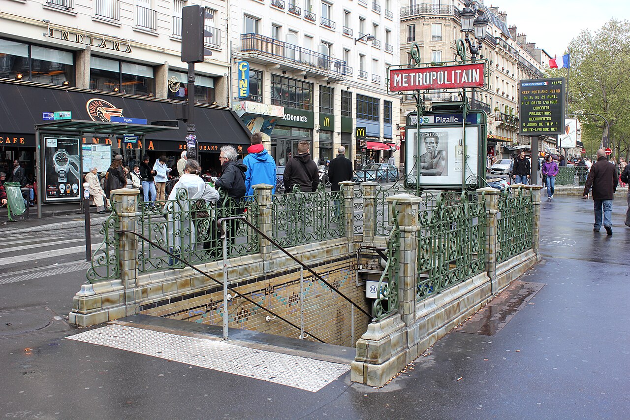 Édicule Guimard de la station Pigalle - Paris 18ème