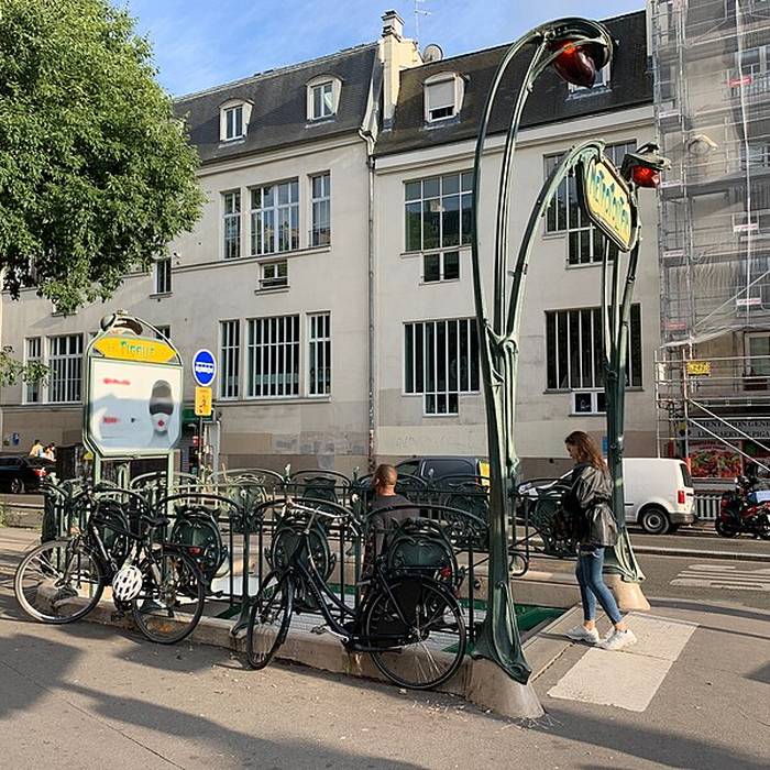 Photo de Édicule Guimard de la station Pigalle - Paris 18ème