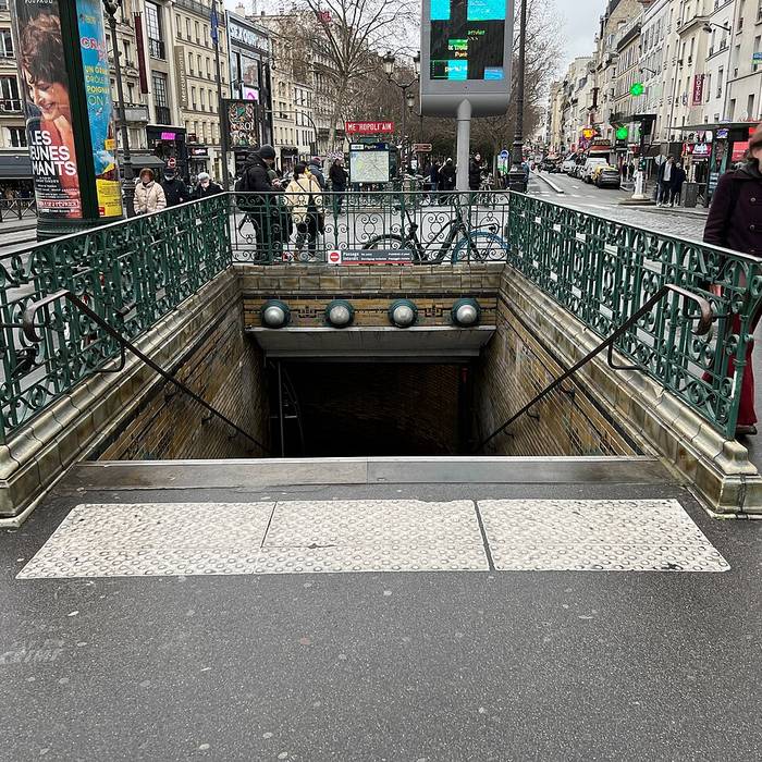 Photo de Édicule Guimard de la station Pigalle - Paris 18ème