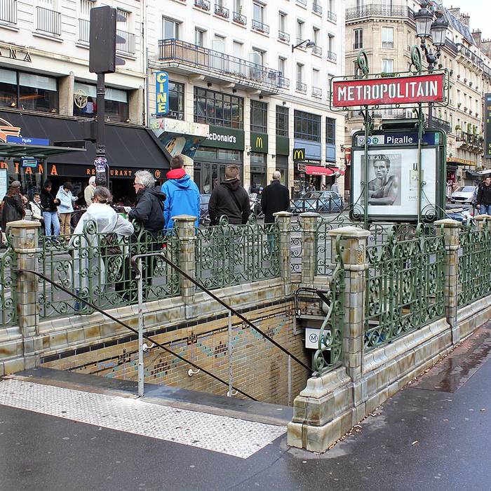 Photo de Édicule Guimard de la station Pigalle - Paris 18ème