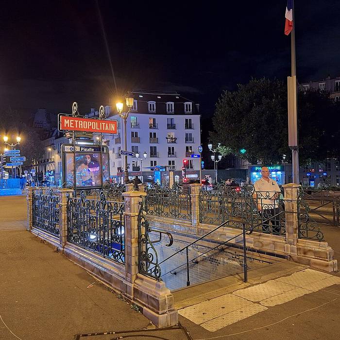 Photo de Édicule Guimard de la station Pigalle - Paris 18ème
