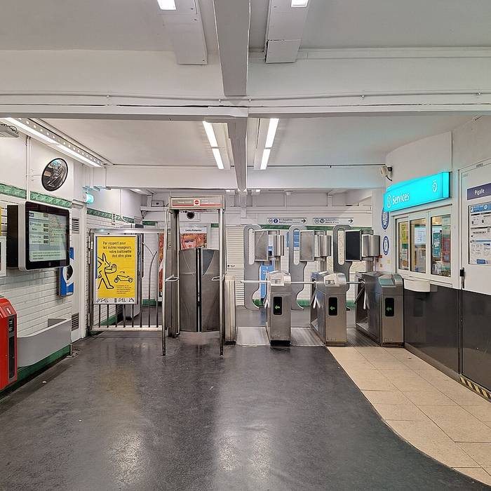 Photo de Édicule Guimard de la station Pigalle - Paris 18ème