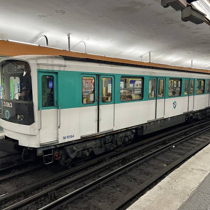 Photo de Édicule Guimard de la station Pigalle - Paris 18ème