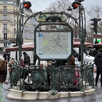 Édicule Guimard de la station Pigalle - Paris 18ème