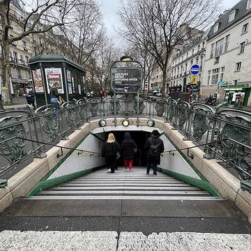 Édicule Guimard de la station Pigalle - Paris 18ème