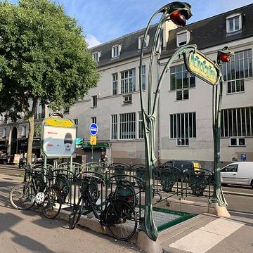 Édicule Guimard de la station Pigalle - Paris 18ème