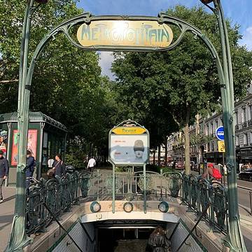 Édicule Guimard de la station Pigalle - Paris 18ème