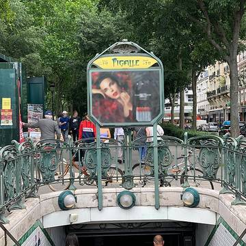 Édicule Guimard de la station Pigalle - Paris 18ème