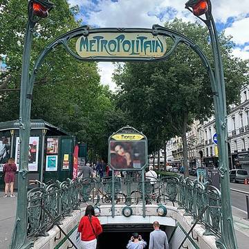 Édicule Guimard de la station Pigalle - Paris 18ème