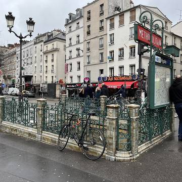 Édicule Guimard de la station Pigalle - Paris 18ème