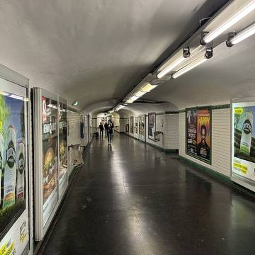 Édicule Guimard de la station Pigalle - Paris 18ème