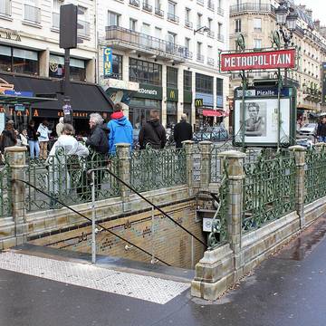 Édicule Guimard de la station Pigalle - Paris 18ème