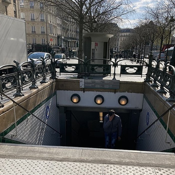 Photo de Édicule Guimard de la station Place de Clichy - Paris 18ème
