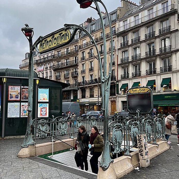 Photo de Édicule Guimard de la station Place de Clichy - Paris 18ème