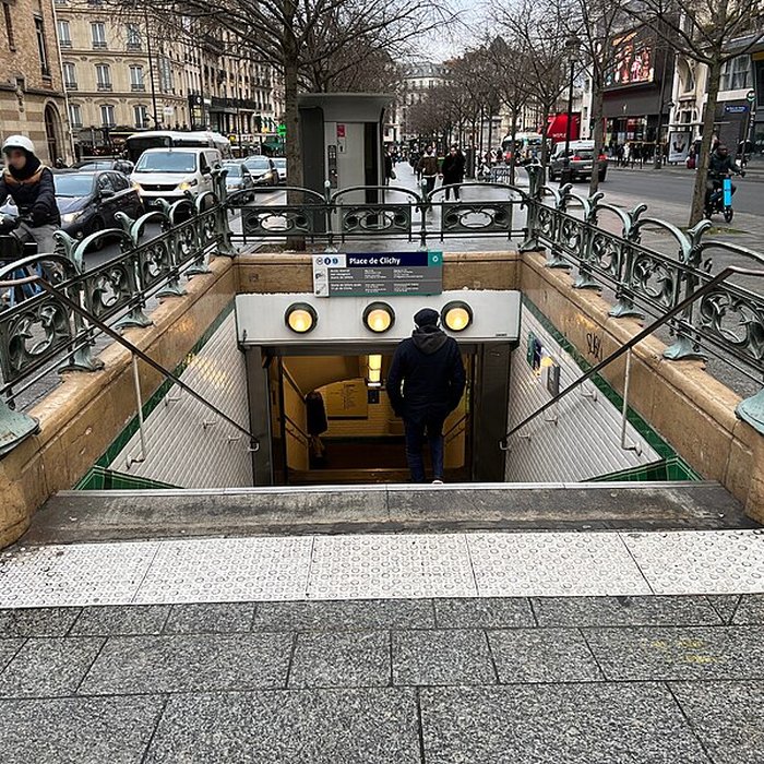 Photo de Édicule Guimard de la station Place de Clichy - Paris 18ème