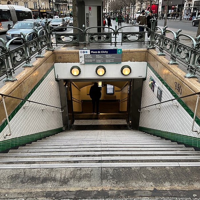 Photo de Édicule Guimard de la station Place de Clichy - Paris 18ème