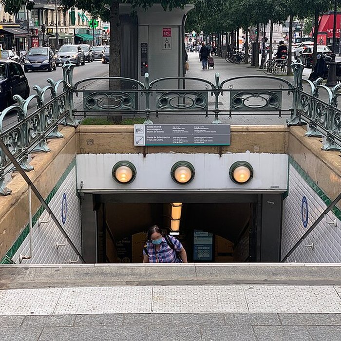 Photo de Édicule Guimard de la station Place de Clichy - Paris 18ème