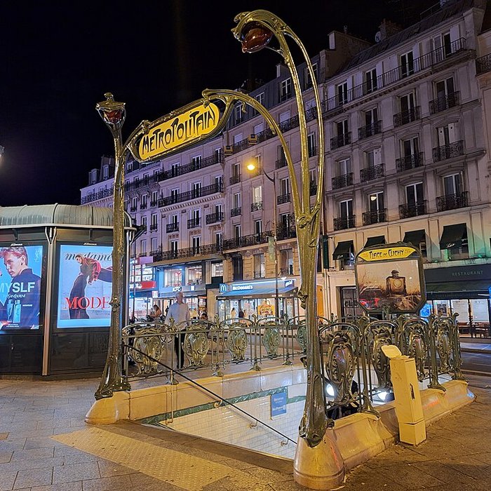 Photo de Édicule Guimard de la station Place de Clichy - Paris 18ème