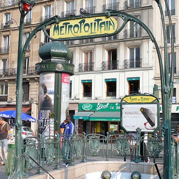 Édicule Guimard de la station Place de Clichy - Paris 18ème