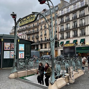Édicule Guimard de la station Place de Clichy - Paris 18ème
