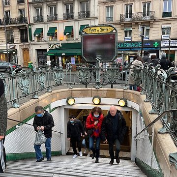 Édicule Guimard de la station Place de Clichy - Paris 18ème