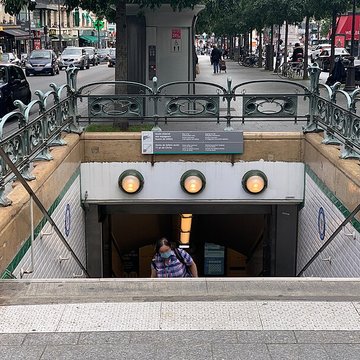 Édicule Guimard de la station Place de Clichy - Paris 18ème