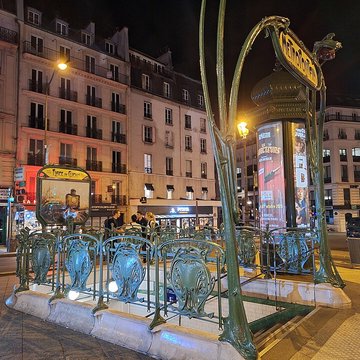 Édicule Guimard de la station Place de Clichy - Paris 18ème