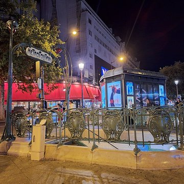 Édicule Guimard de la station Place de Clichy - Paris 18ème
