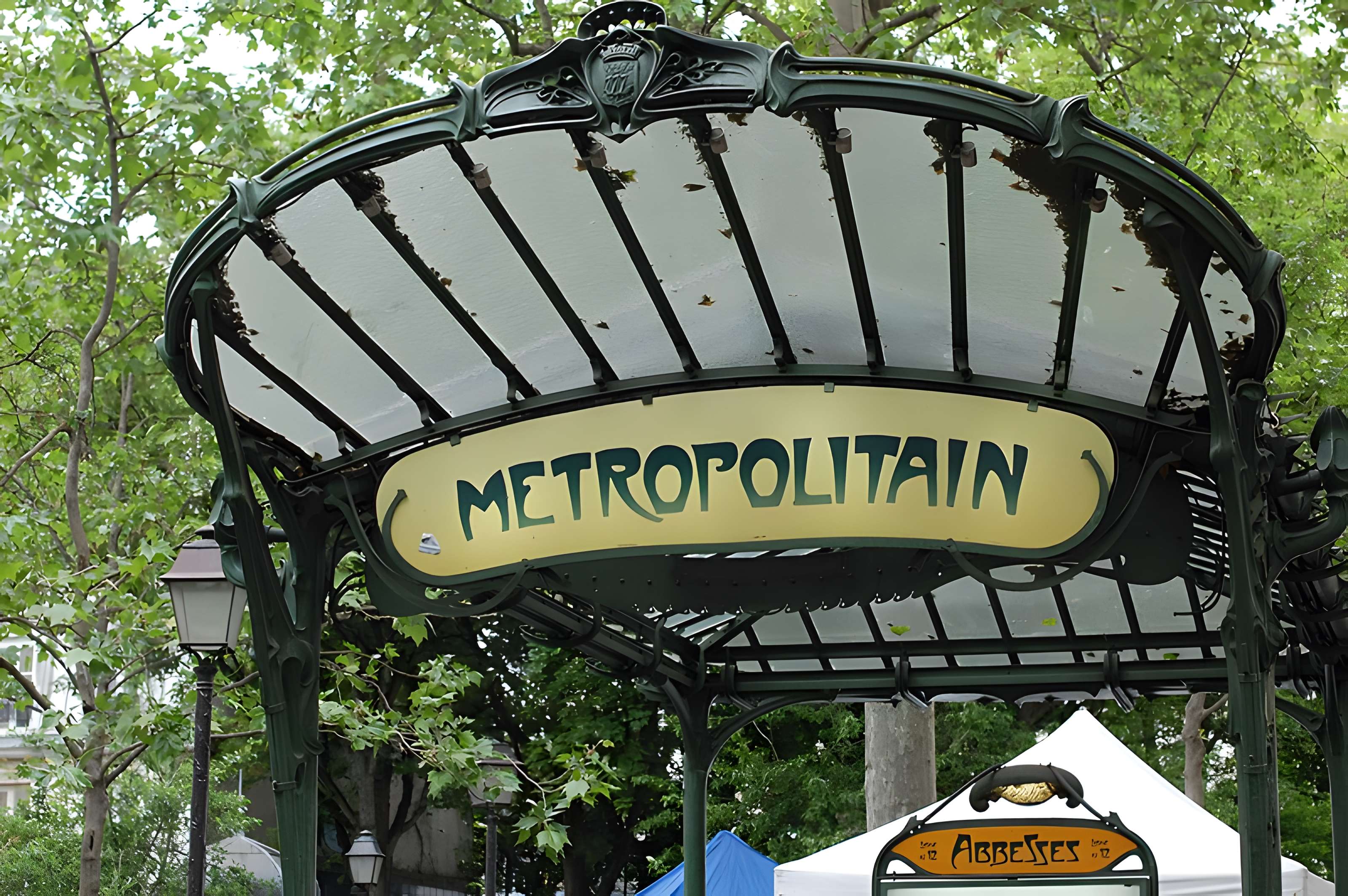 Édicule Guimard de la station Place de Clichy - Paris 18ème