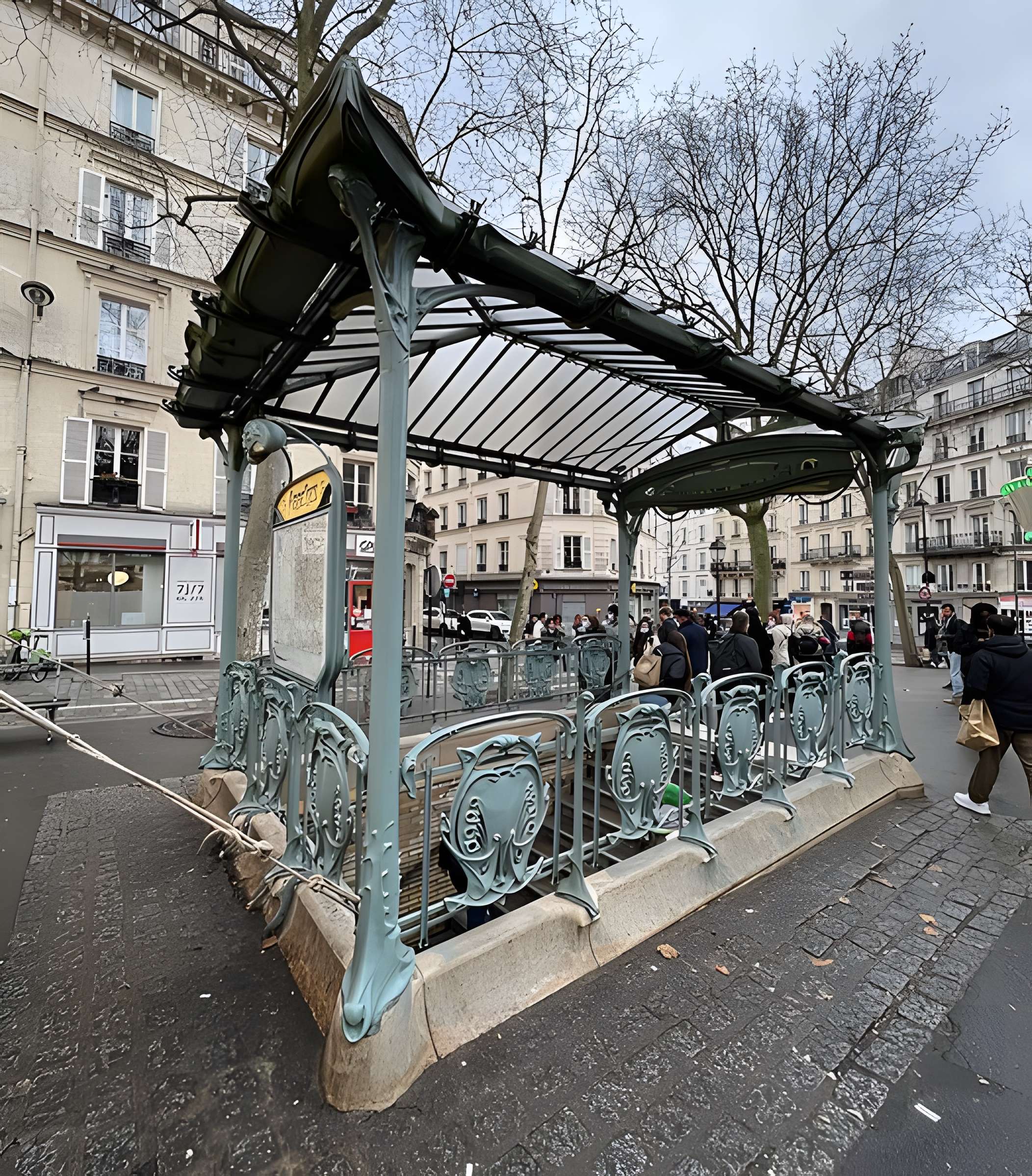 Édicule Guimard de la station Place de Clichy - Paris 18ème