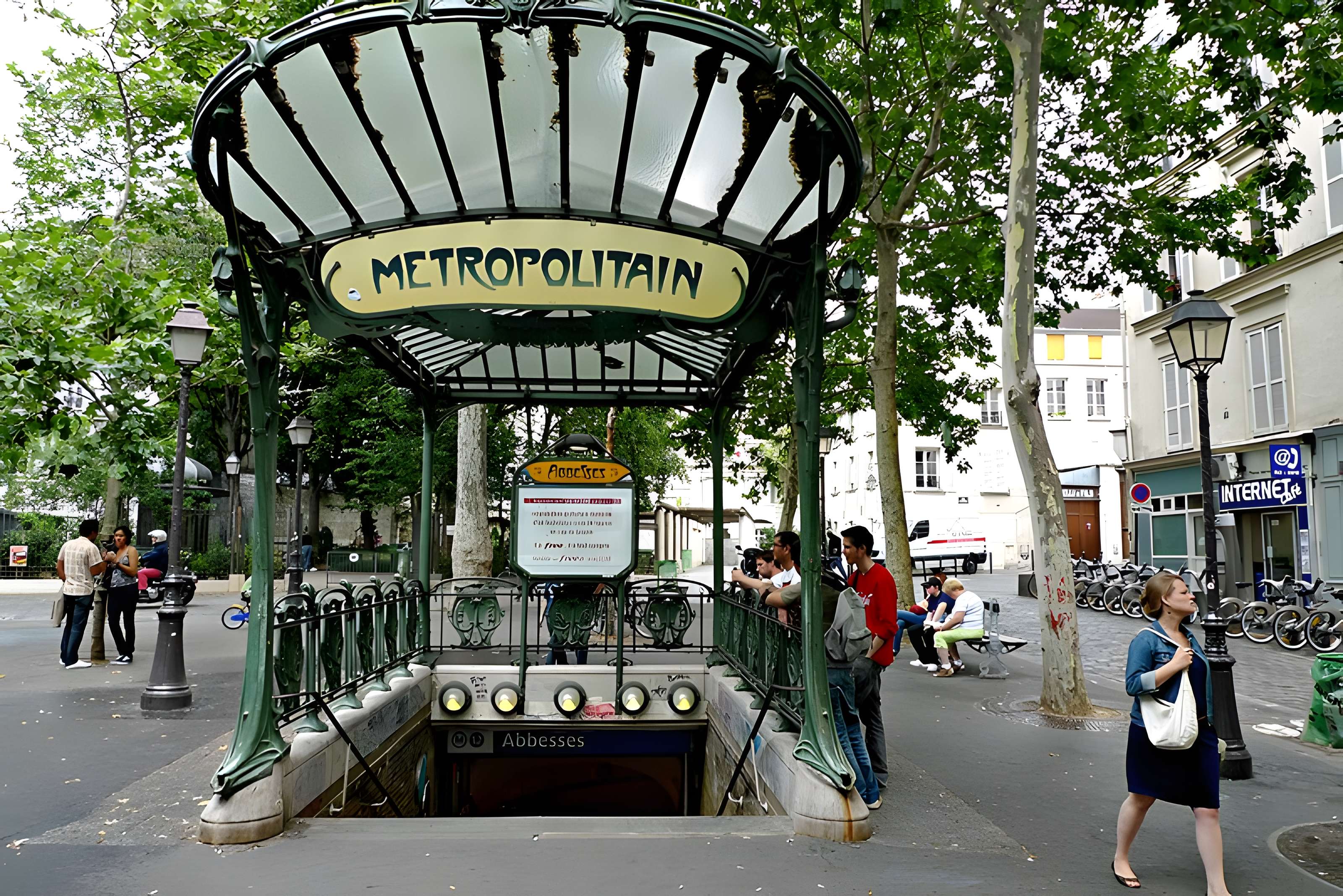 Édicule Guimard de la station Place de Clichy - Paris 18ème