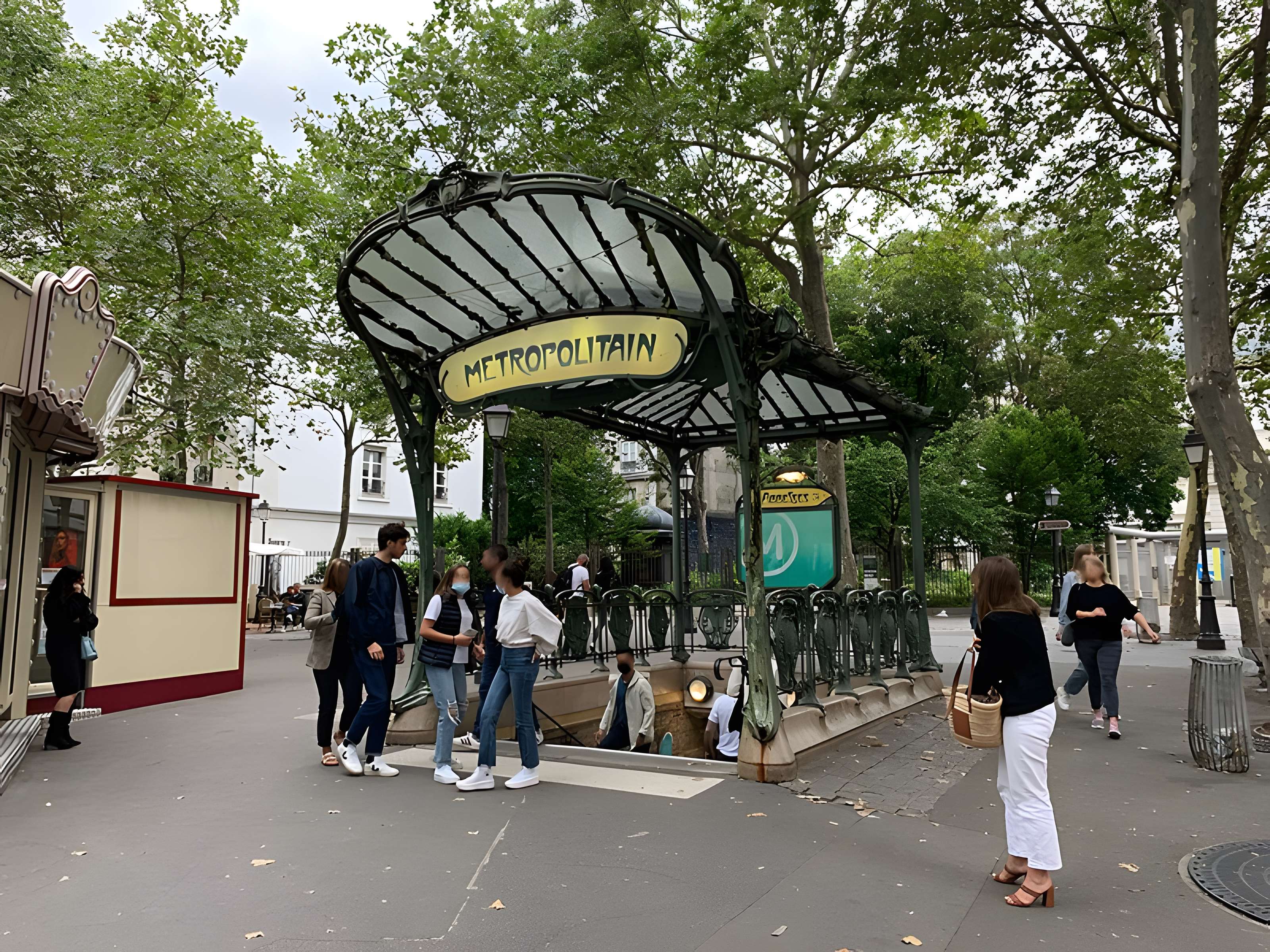 Édicule Guimard de la station Place de Clichy - Paris 18ème