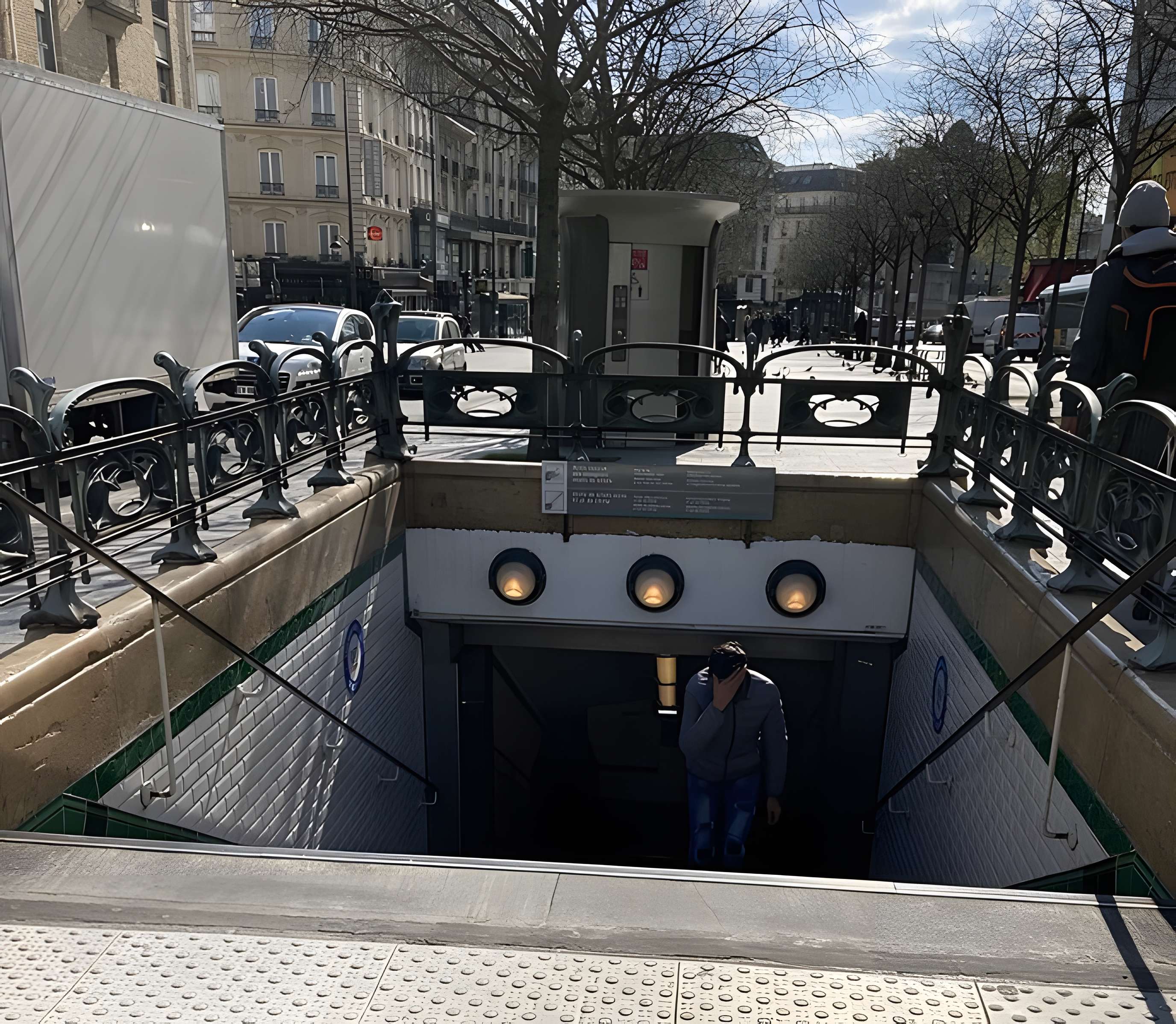 Édicule Guimard de la station Place de Clichy - Paris 18ème