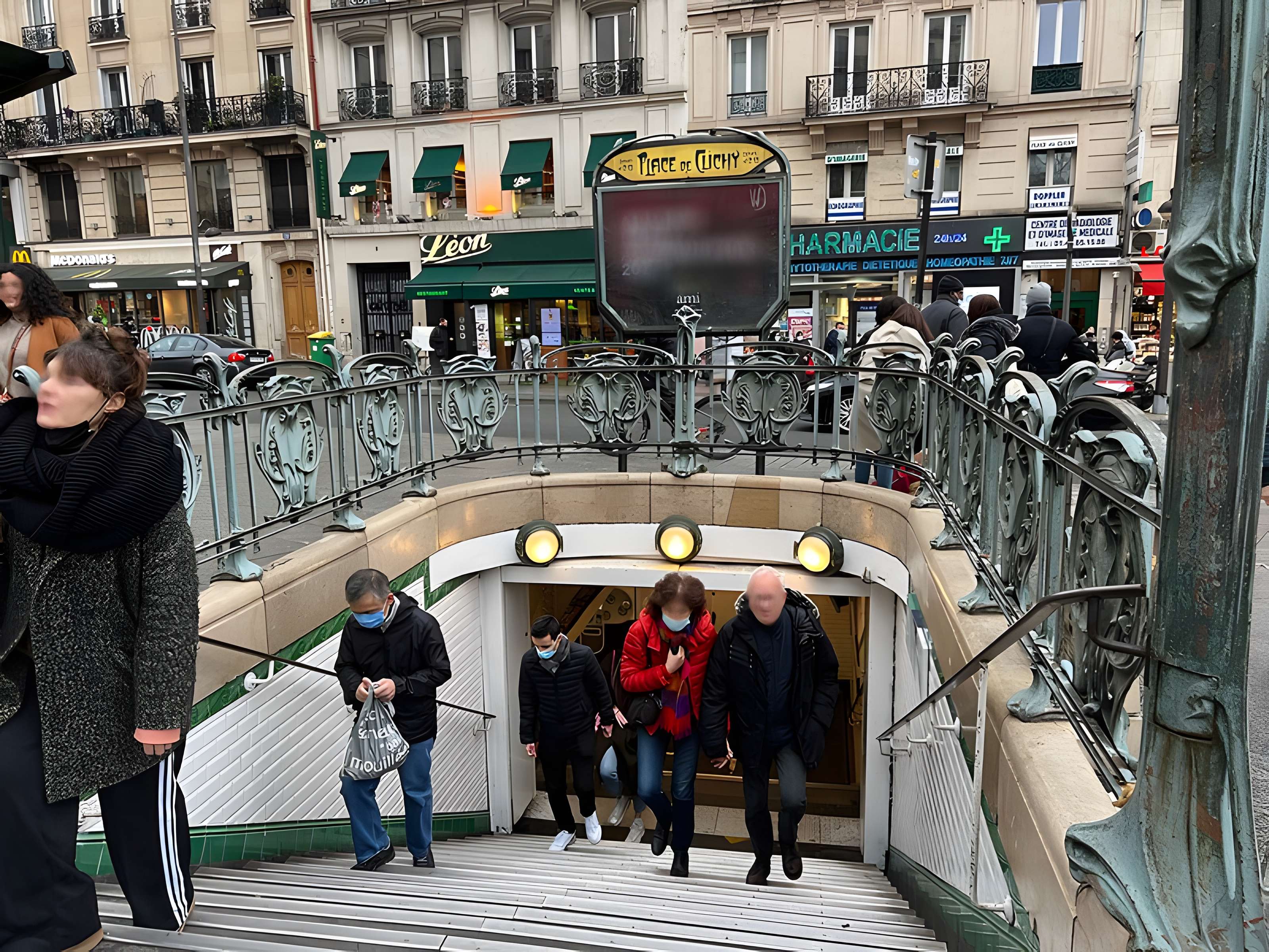 Édicule Guimard de la station Place de Clichy - Paris 18ème
