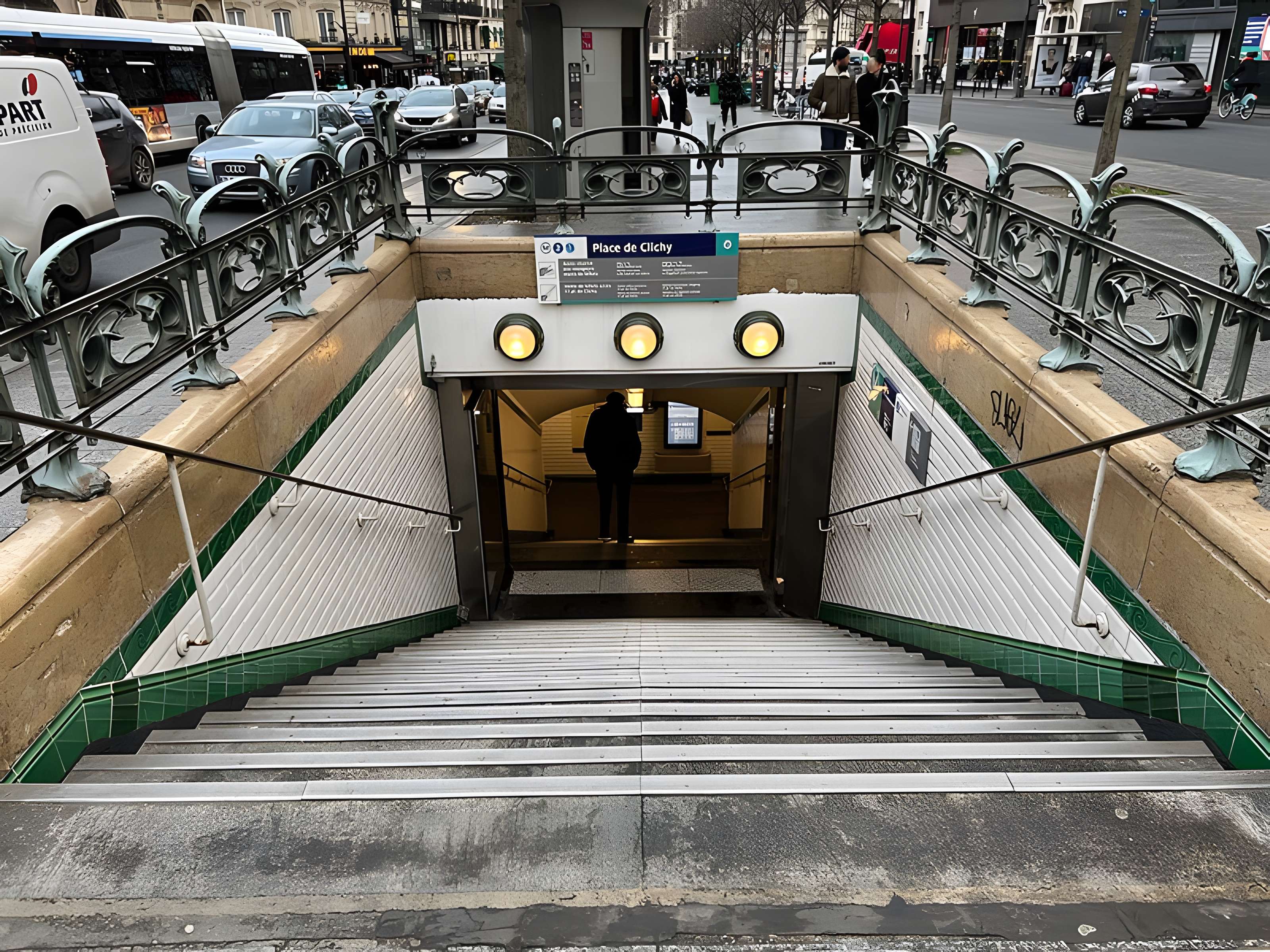 Édicule Guimard de la station Place de Clichy - Paris 18ème