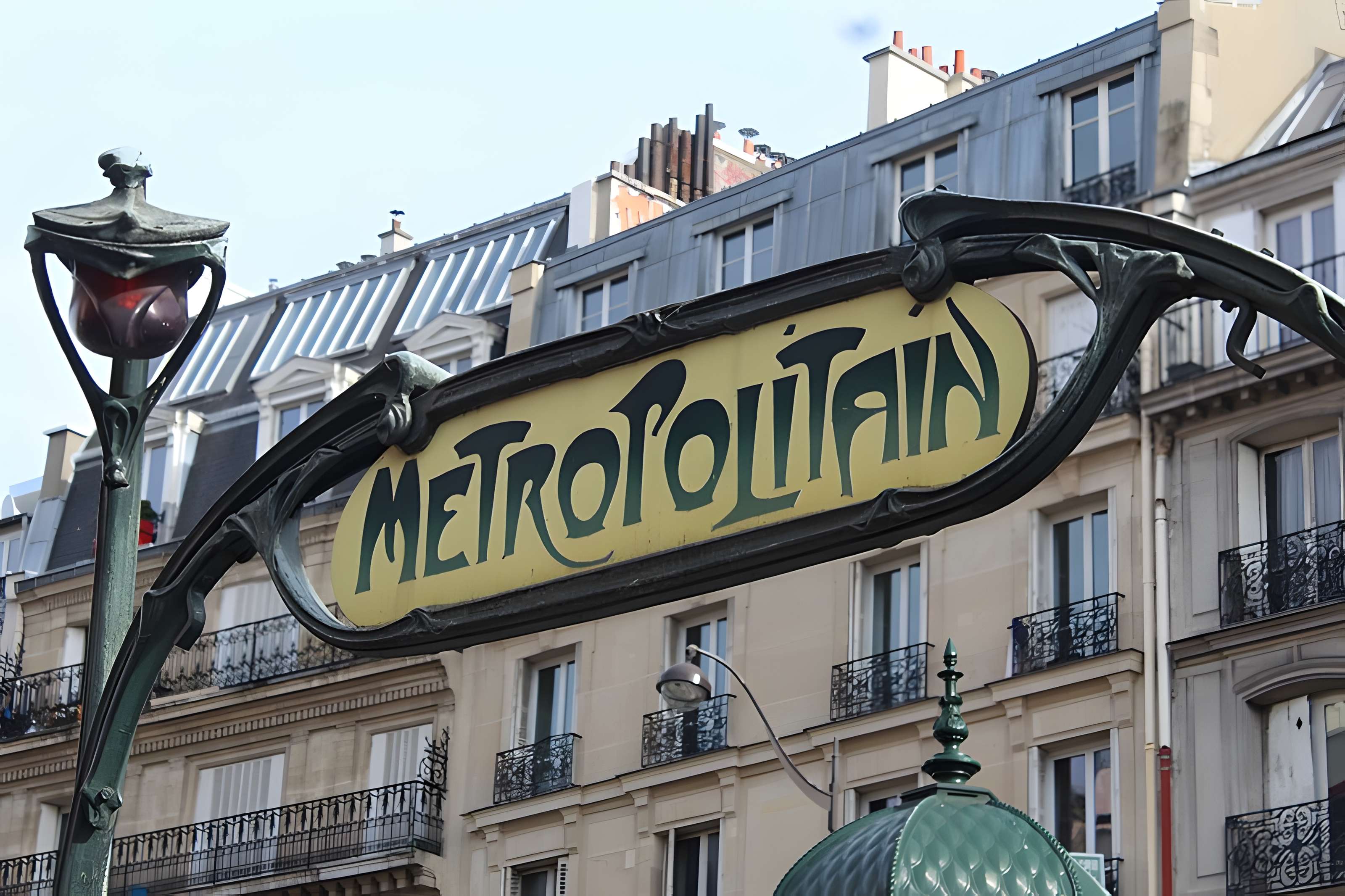 Édicule Guimard de la station Place de Clichy - Paris 18ème