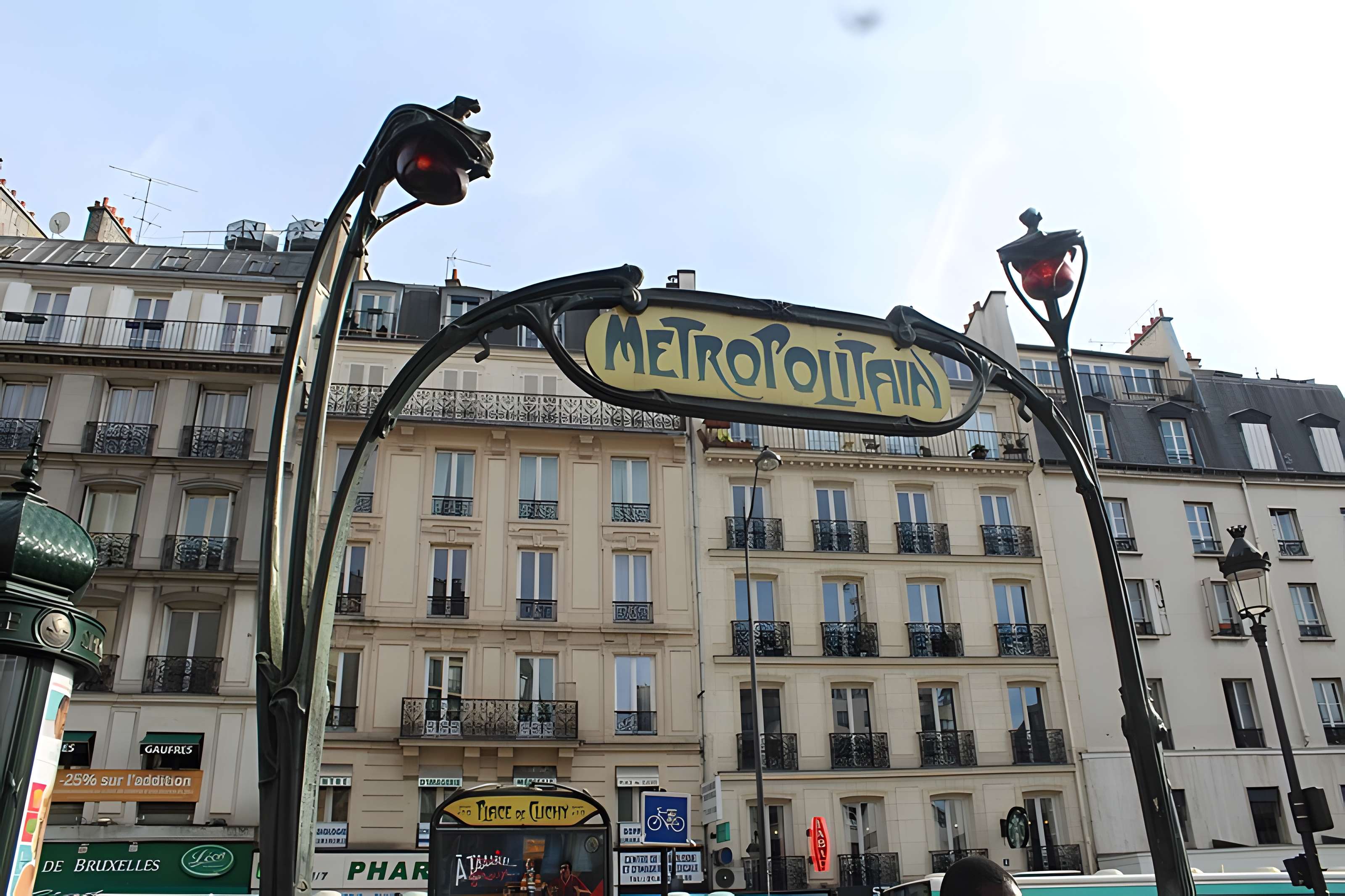 Édicule Guimard de la station Place de Clichy - Paris 18ème