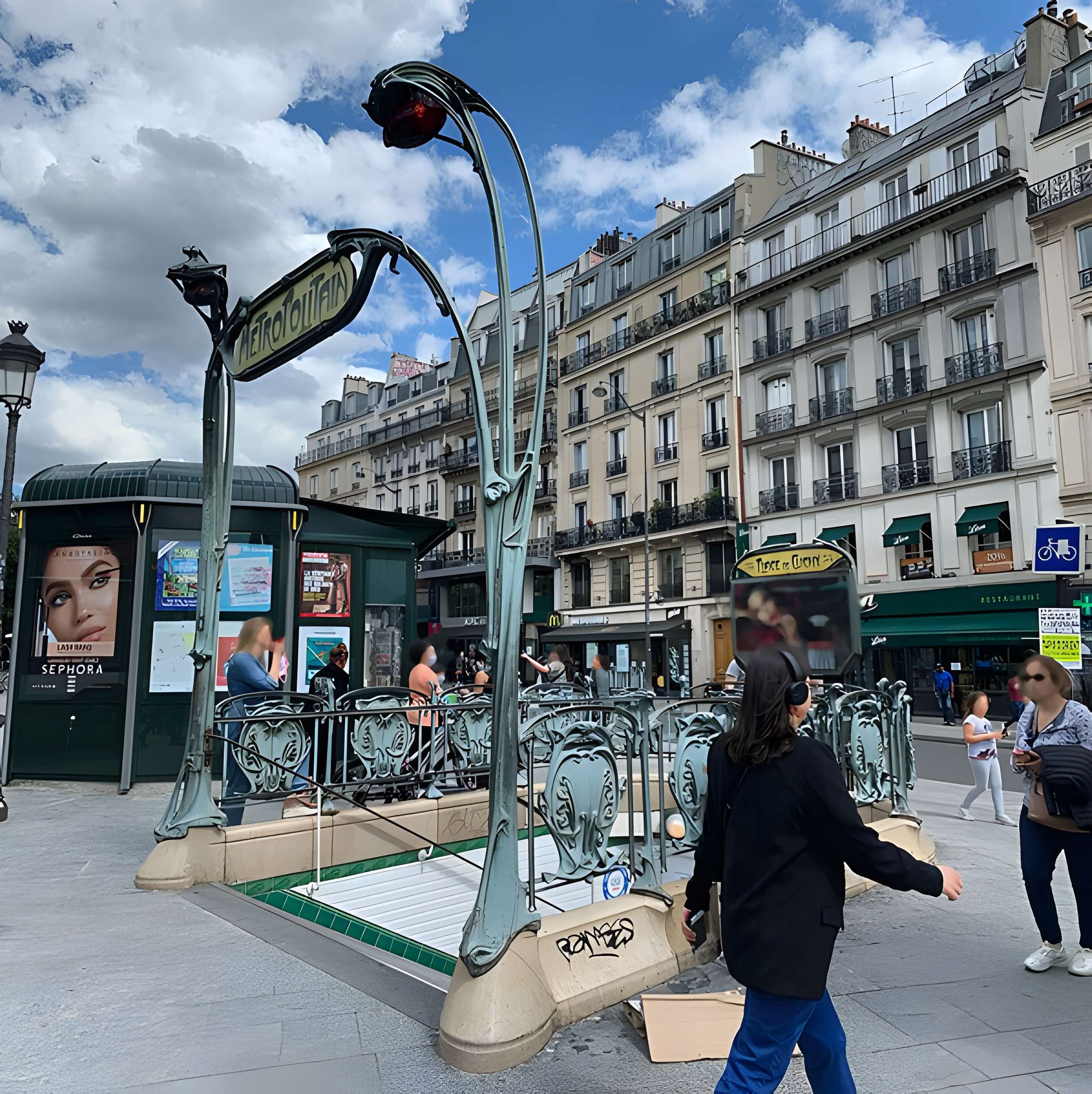 Édicule Guimard de la station Place de Clichy - Paris 18ème