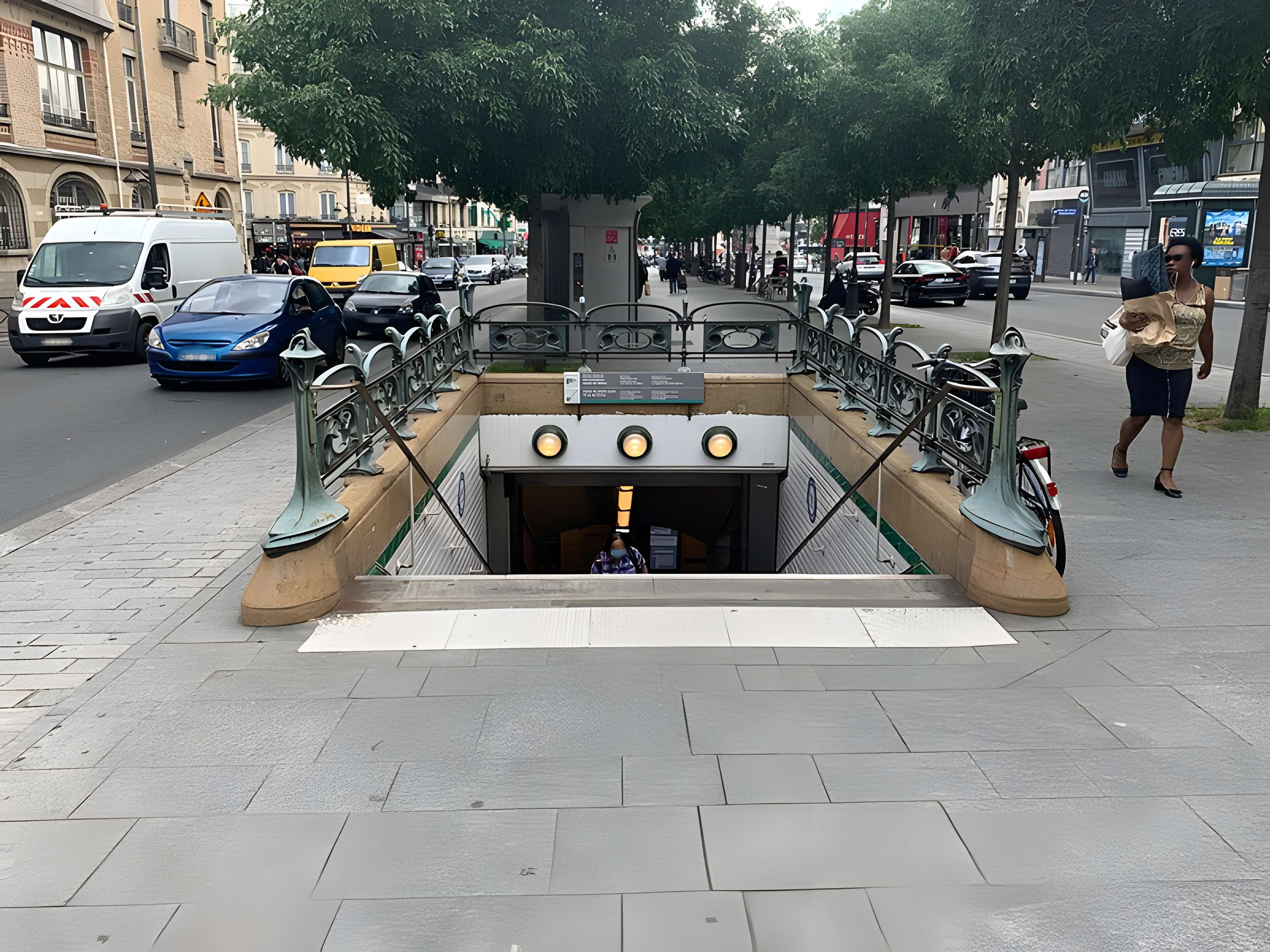 Édicule Guimard de la station Place de Clichy - Paris 18ème