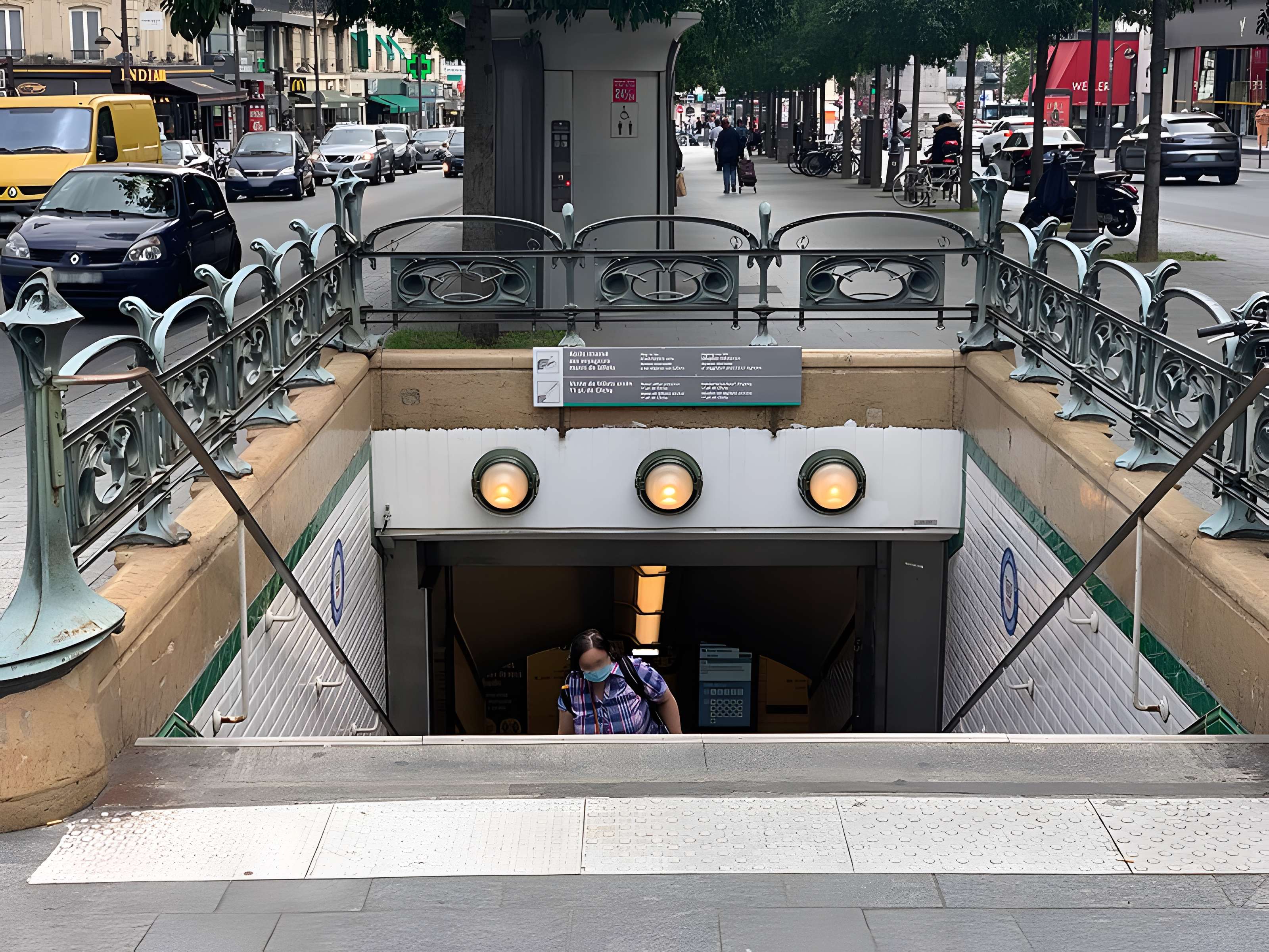 Édicule Guimard de la station Place de Clichy - Paris 18ème