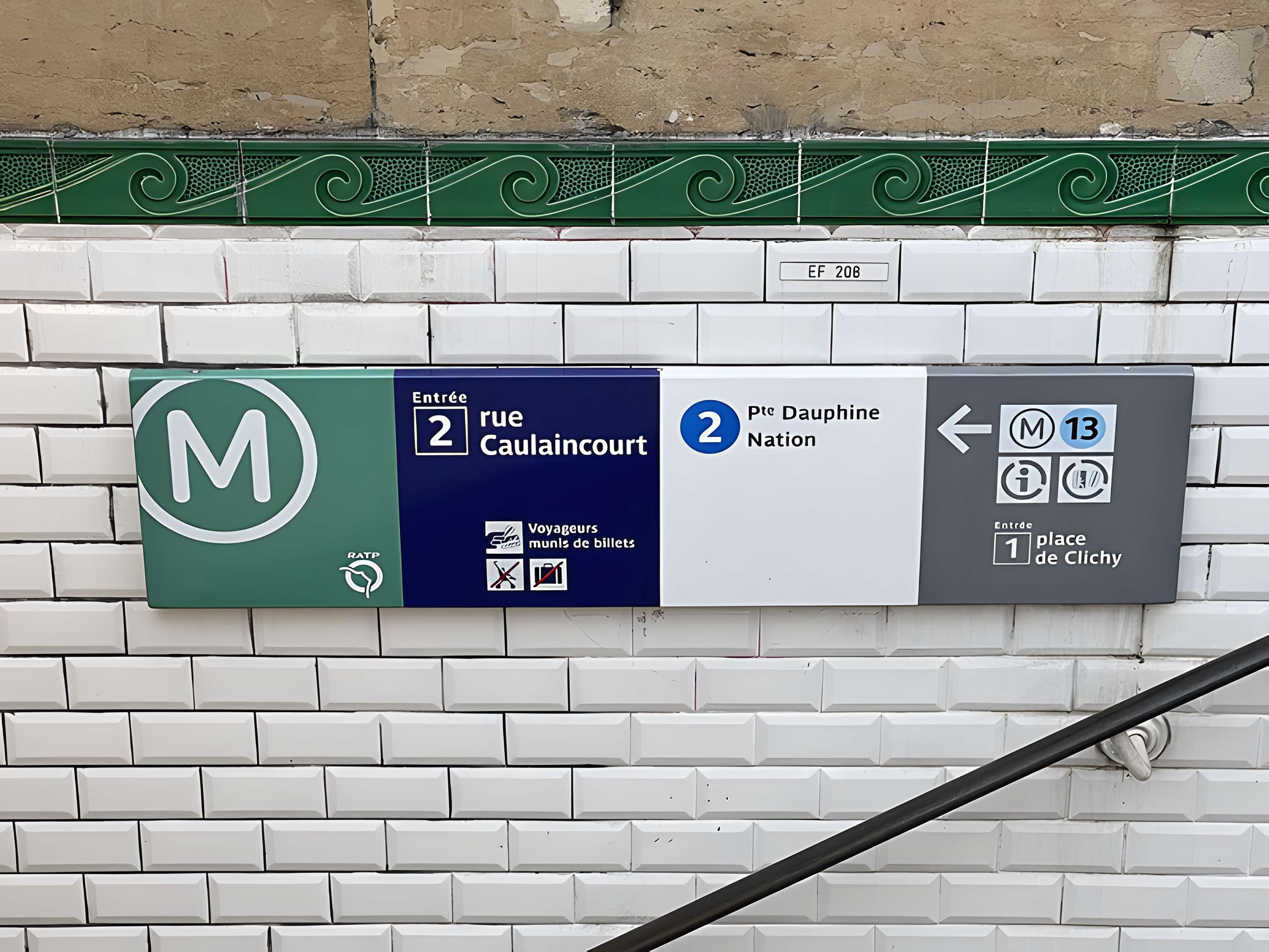 Édicule Guimard de la station Place de Clichy - Paris 18ème