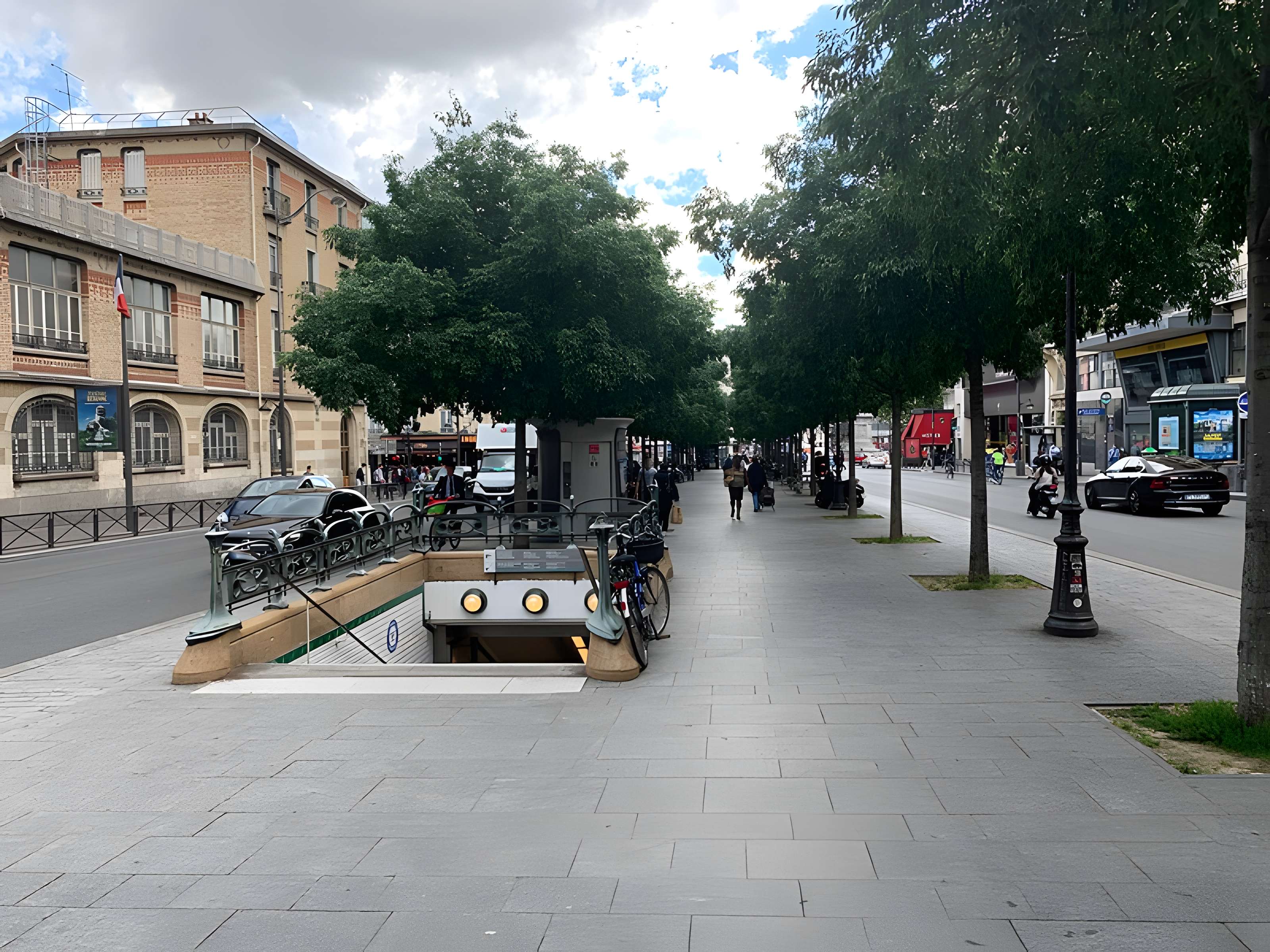 Édicule Guimard de la station Place de Clichy - Paris 18ème
