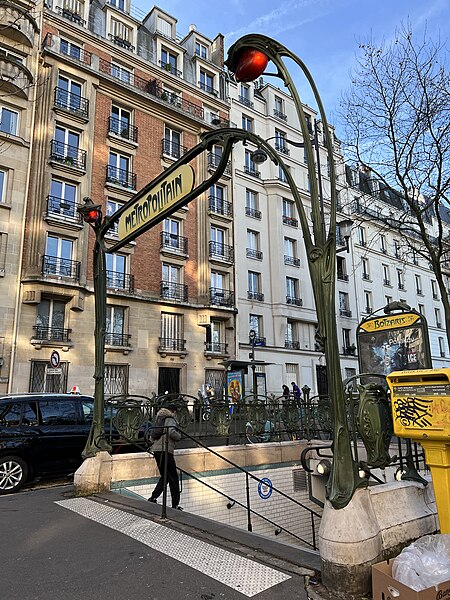 Édicule Guimard de la station Botzaris - Paris 19ème